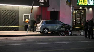 Un auto arrolló a decenas de personas frente a un club en East Hollywood y dejó varios heridos graves