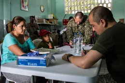 Médicos de la Armada de EE.UU. atienden a pacientes de Venezuela