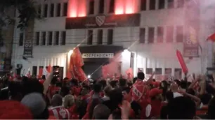 Graves incidentes en la sede de Independiente: cientos de hinchas se enfrentaron con la policía