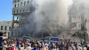 Una fuerte explosión arrasó con un hotel de lujo en La Habana y se registraron ocho muertos