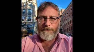 "Aun aquí", de Anselm Berrigan
