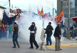 A contramano del Gobierno, La Cámpora repudió la represión