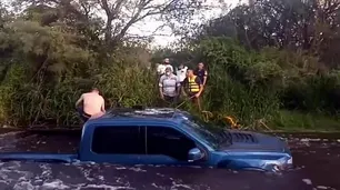 Video: rescataron a un hombre al que se lo llevaba el río Quilpo