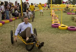 Fotos | Macri a pedal en la playa urbana