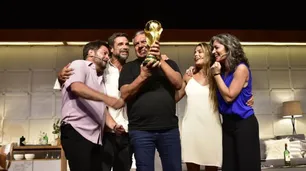 El "Chiqui" Tapia de gira con la Copa del Mundo: la llevó a una obra de teatro en Mar del Plata