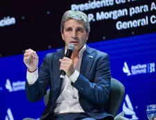 Luis Caputo celebró la orden de bajar los precios de las prepagas: "Alivio para la clase media"