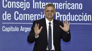 El presidente de YPF anunció que se pone en venta Metrogas por la caída del riesgo país