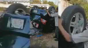 Un auto volcó en un lavadero y un empleado lo siguió limpiando