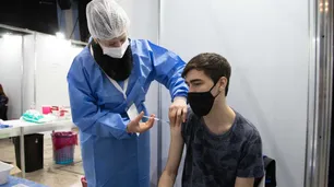 Llegó la hora: desde el martes vacunan en provincia de Buenos Aires a adolescentes con comorbilidades