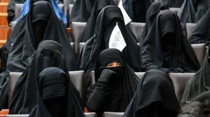 Los talibanes prohibieron a las mujeres viajar sin un acompañante ni velo islámico