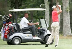 Obama molesto: por jugar al Golf complicó una boda