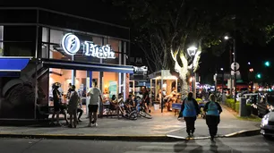 Bares y restaurantes porteños podrán abrir hasta las 2 de la mañana