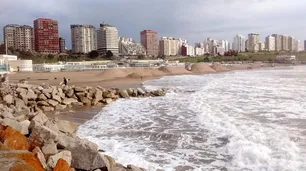 La costa bonaerense pierde en promedio un metro de playa cada año