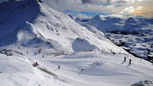 Fotos: Cerro Castor inauguró la temporada de esquí con nieve de sobra y la clásica Bajada de Antorchas