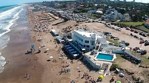 Vacaciones de verano: aseguran que algunos precios de alquileres se pagarán en dólares