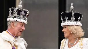 La coronación en vivo: los reyes Carlos III y Camilla saludaron a la multitud en el balcón del palacio