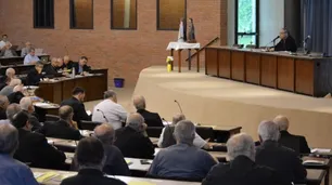 Por el coronavirus, la Iglesia suspende el "beso de la paz" y dar la comunión en la boca
