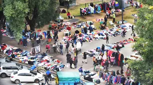 Sin control: los manteros colapsan los alrededores del Parque de los Patricios