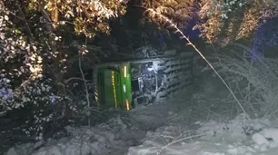 Iba por la Ruta de los Siete Lagos cuando vio un colectivo volcado y terminó salvando a 15 personas