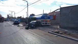 En medio de la escasez de gasoil, un camión de YPF chocó tres autos y se incrustó en una casa