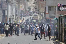 Perú explota de piedras y sangre: crecen las protestas, hay decenas de muertos y centenares de heridos