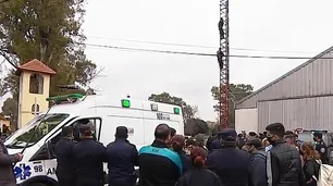 Tras dos horas de tensión, el policía bonaerense descendió de la torre