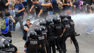 Cortes | Duros enfrentamientos en Puente Pueyrredón y Saavedra entre piqueteros y la policía
