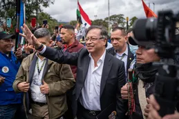 Gustavo Petro asume el poder en Colombia con retos fiscales en primer plano