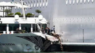Susto en Venecia: un crucero fuera de control chocó contra un barco