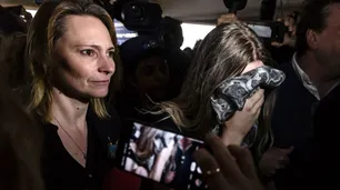 Denunció que la violaron en manada, la condenaron por "falso testimonio" pero podrá volver a su país