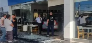 Un auto chocó a toda velocidad contra una estación de servicio YPF en San Juan