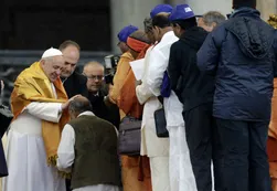 El papa Francisco le lavó los pies de 12 presos en la cárcel de Rebibbia