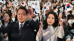 Corea del Sur: el "escándalo del bolso Dior" amenaza al partido del presidente a poco de las elecciones legislativas