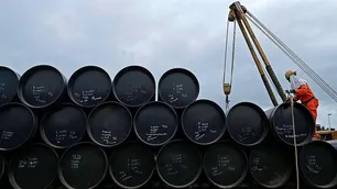 Petróleo cierra mejor semana desde abril en vísperas del verano