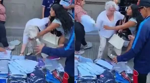 Una mujer se enojó con los manteros y les revoleó la ropa porque no podía caminar