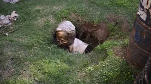 Rompieron y enterraron un busto de Néstor Kirchner en Roque Pérez