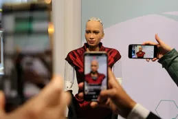 El robot humanoide “Sophia” incursiona en el metaverso en una subasta con TNF