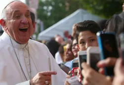 Francisco criticó a los que sacan fotos durante las misas
