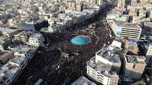 Multitudinario funeral: cientos de miles de iraníes despiden los restos de Soleimani