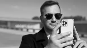 Joan Cwaik: “El que esté libre de tecnología que tire el primer Smartphone”