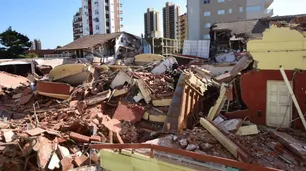 Se derrumbó un edificio de 10 pisos en Villa Gesell: hay al menos un muerto, rescataron a otra persona y sigue la búsqueda