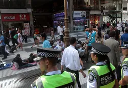 Tras el desalojo, los manteros levantaron el corte de tránsito en Once