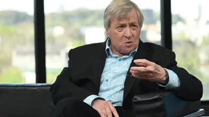 Dick Morris según la IA: ChatGPT armó las preguntas y conjeturó posibles respuestas del asesor político estadounidense