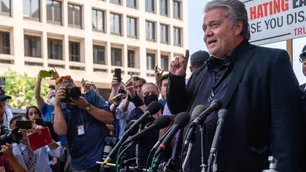 Steve Bannon, el estratega de la primera campaña de Donald Trump, salió "empoderado" de la cárcel