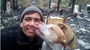 La emotiva historia del profesor que vive en una carpa con sus mascotas luego de perderlo todo en un incendio