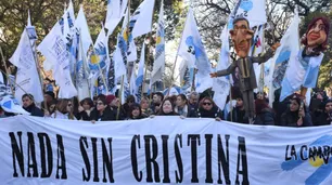 Marcha por Cristina Kirchner: el peronismo se moviliza a la Plaza de Mayo, que ya se ve colmada