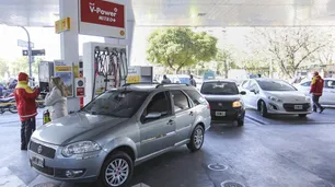 Hay un desfase del 30% en el precio de los combustibles y habría un aumento en diciembre