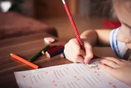 Libros, papers y plataformas: convivencias de la educación moderna