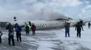 Un avión de Delta Airlines sufrió un accidente al aterrizar en Toronto: quedó completamente dado vuelta