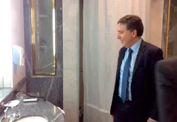 Dujovne muestra el baño donde Felisa Miceli ocultó la bolsa con dinero